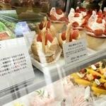 ショーケースに並ぶ清水いちごを使った商品＝明石市本町１、くるみや本店
