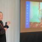 アフガニスタンで義肢の支援をしてきた経験を語る春木信韻さん＝明石市大明石町１