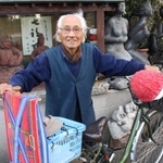 自宅前で愛車とともに立つ谷上満夫さん＝神戸市西区