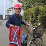 自宅前で愛車とともに立つ谷上満夫さん＝神戸市西区