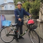自宅前で愛車とともに立つ谷上満夫さん＝神戸市西区