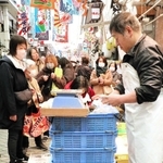 イカナゴを買い求める人でにぎわう鮮魚店＝明石市本町１、松庄