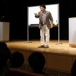 日本の教育について話す尾木直樹さん＝明石市立西部市民会館