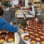 避難所で振る舞われた明石焼き＝石川県七尾市（北山さん提供）