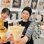 こだわりの焼き芋を使ったパフェ「蜜芋モンブラン」（左）とクレープ「いちご＆バナナチョコブラウニー」＝明石市二見町東二見