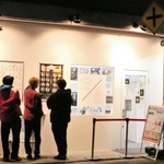 夜、店の前でメニューを選ぶ若者ら＝明石市二見町東二見