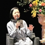 作品に込めた思いなどを語る小川洋子さん＝子午線ホール