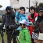 野鳥を見つけて指をさす参加者ら＝明石市大久保町西島