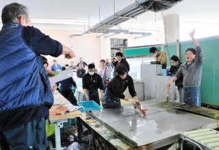 新鮮な桜鯛が次々と競りにかけられていく＝明石市岬町