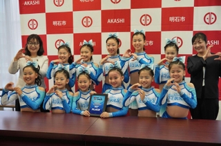 丸谷聡子市長（後列左）を表敬訪問した「播磨チアリーディングクラブシースターズ」の子どもたち＝明石市役所