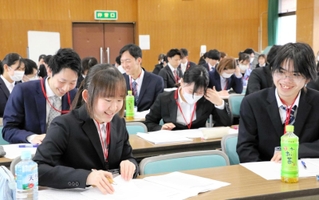 電話対応の流れを実践する新入社員ら＝明石商工会議所