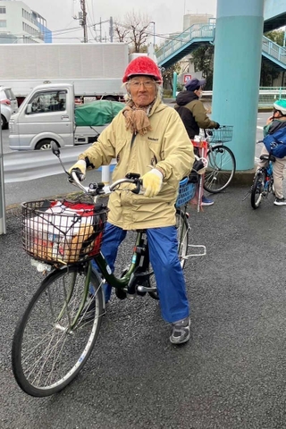 東京に到着した直後の谷上満夫さん＝東京都杉並区（谷上直也さん提供）