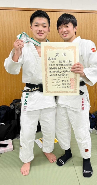 全日本選抜柔道体重別選手権の男子６０キロ級で準優勝に輝いた福田大和さん（左）と兄の大悟さん（福田さん提供）