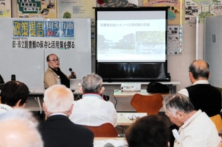 建築家の竹山清明さんを招いて行われた旧市立図書館の勉強会＝ウィズあかし