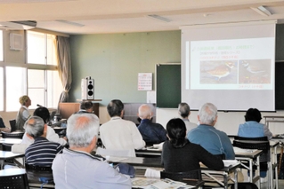 調査結果を報告する長尾高明さん（左奥）＝明石市大久保町西島