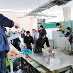 新鮮な桜鯛が次々と競りにかけられていく＝明石市岬町