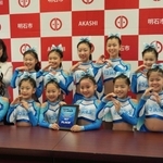 丸谷聡子市長（後列左）を表敬訪問した「播磨チアリーディングクラブシースターズ」の子どもたち＝明石市役所