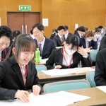 電話対応の流れを実践する新入社員ら＝明石商工会議所