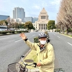 国会議事堂前で記念撮影する谷上満夫さん＝東京都千代田区（谷上直也さん提供）