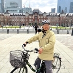 東京駅前で自転車にまたがる谷上満夫さん（谷上直也さん提供）