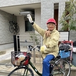 直也さん宅の前でポーズを取る谷上満夫さん＝東京都内（谷上直也さん提供）