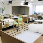 介護用のベッドが並ぶ介護実習室＝明石商業高校