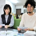 毎日届く読者からのはがきを読む大塚啓志郎社長（右）と感応嘉奈子編集長＝明石市桜町
