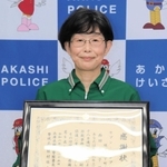 感謝状を受け取った西田由美子さん＝明石署