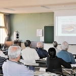 調査結果を報告する長尾高明さん（左奥）＝明石市大久保町西島