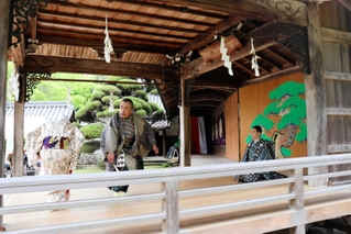 狂言で観客の笑いを誘う演者たち＝明石市魚住町中尾