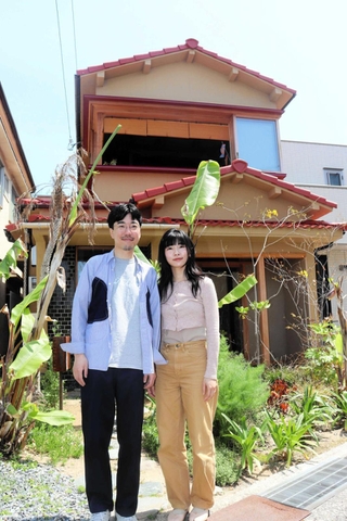 フルリノベーションをした設計事務所兼自宅に住む一色暁生さん（左）と妻の優さん＝明石市林崎町