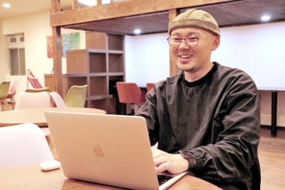 仕事はフルリモート。めちゃくちゃ明石は住みやすい、と閏間莉央さん＝明石市相生町２