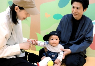 お気に入りのあかしこども広場で遊ぶ（右から）松本壮左さん、実茉ちゃん、栞名さん＝あかしこども広場