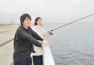 明石での暮らしは「高揚感がある」と話す上田隼也さん（左）と由希さん＝明石市大蔵海岸通２