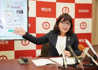 就任１年に合わせて記者会見を開いた丸谷聡子市長＝明石市役所