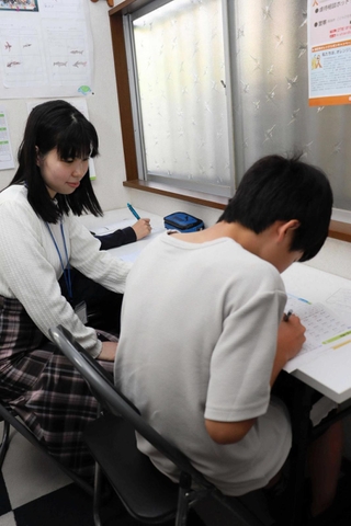 学習支援では、ボランティアスタッフが子どもたちに勉強を教える＝明石市別所町