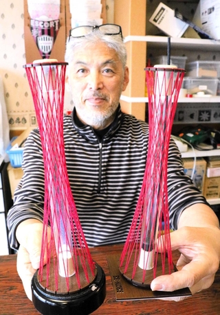 中川滋夫さんと制作した「糸掛けポートタワー」＝明石市大蔵八幡町