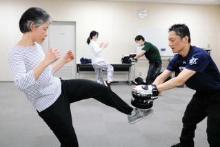 キックの練習をする参加者＝ウィズあかし