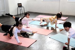 ピラティストレーニングに挑戦する子どもたち＝明石市桜町