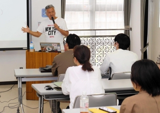 少年院での支援プロジェクトの体験を語る鳥居健介さん＝明石市西明石南町