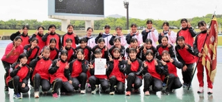 対校の総合得点で優勝したメンバーを含めた明石北高校陸上部の女子選手やマネジャーら（明石北高校提供）