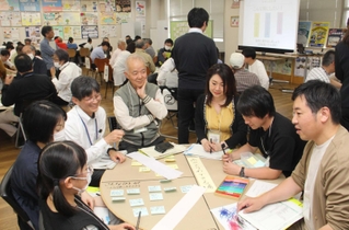 旧市立図書館の活用についてアイデアを出し合う参加者たち＝明石市東仲ノ町