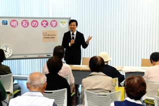 「明石の文学」をテーマにした全５回の講演の講師を務める神戸学院大人文学部の中村健史准教授＝明石市大明石町１