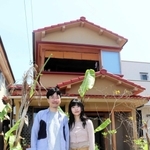 フルリノベーションをした設計事務所兼自宅に住む一色暁生さん（左）と妻の優さん＝明石市林崎町