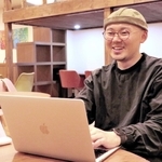 仕事はフルリモート。めちゃくちゃ明石は住みやすい、と閏間莉央さん＝明石市相生町２