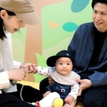 お気に入りのあかしこども広場で遊ぶ（右から）松本壮左さん、実茉ちゃん、栞名さん＝あかしこども広場