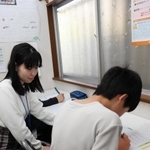 学習支援では、ボランティアスタッフが子どもたちに勉強を教える＝明石市別所町