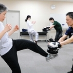 キックの練習をする参加者＝ウィズあかし