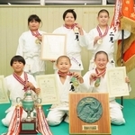 全国少年柔道大会で優勝した二見少年柔道クラブの（前列右から）植原君、神農君、吉田さん、（後列右から）矢根君、米澤さん、松岡さん＝明石市二見町西二見