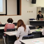 投資の種類について解説する武田拓也さん＝明石市東仲ノ町